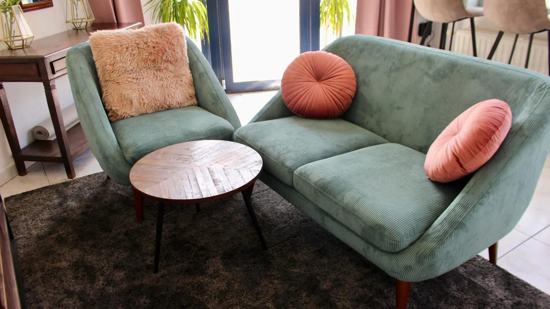 Cozy Private Suite contacts
